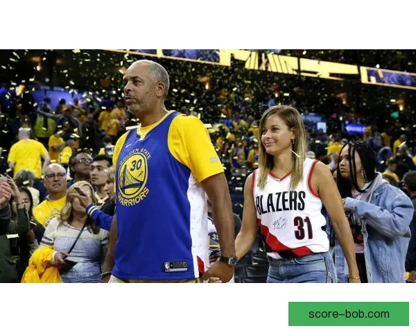 戴尔-库里黄蜂30号球衣退役 塞斯发言祝贺父亲荣耀时刻